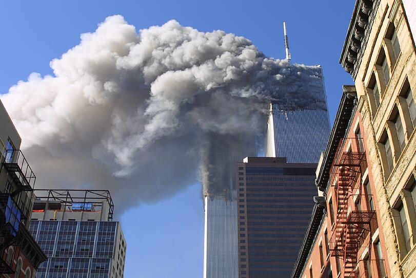11. September 2001: Die Terror-Anschläge vom 11. September haben die Welt verändert. An
diesem Tag greifen 19 islamistische Terroristen Symbole amerikanischer Macht an und töten in New York und Washington rund 3000 Menschen. Die Bilder der einstürzenden Türme des World Trade Centers in New York gingen um die Welt und lösten Entsetzen aus.