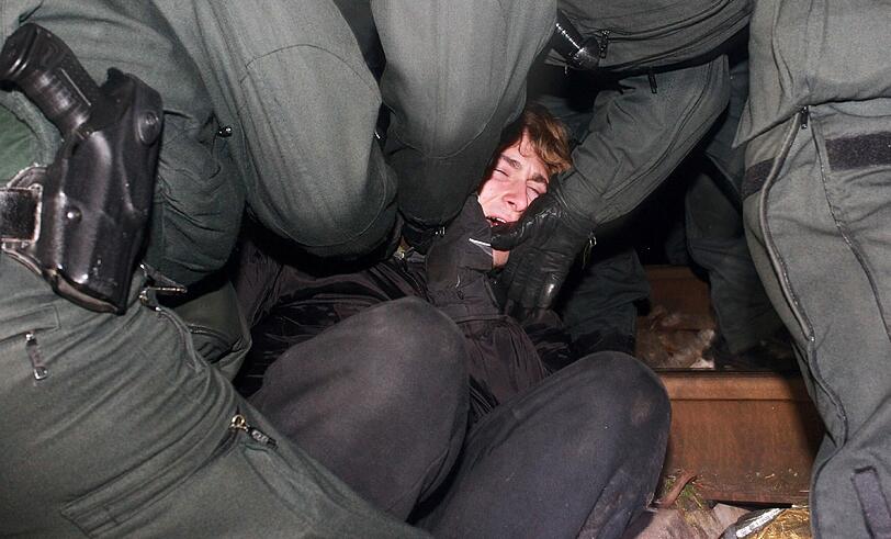 Atomkraftgegner haben sich an die Bahngleise der Castor-Transportstrecke angekettet. Die Bilder vom Polizeieinsatz.