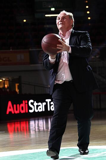 In der Sport-Personality-Show AUDI Star Talk hat Uli Hoeneß nicht nur über die Zukunft des FC Bayern und das Titel-Duell mit Borussia Dortmund gesprochen, sondern auch zum Basketball gegriffen: Mit seinem Sieg im "Charity-Shootout"-Freiwurf-Duell gegen Moderator Klaus Gronewald "erwarf" er 5000 Euro für die ?Dominik Brunner Stiftung'.