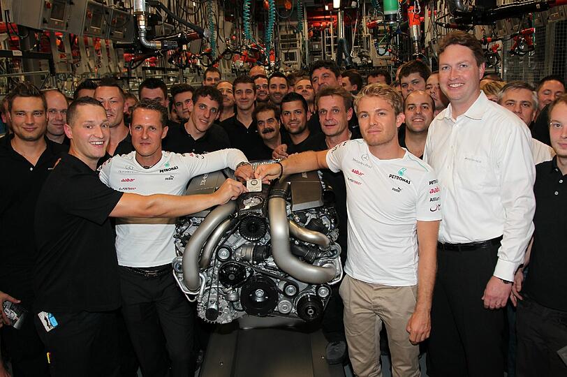 Die Formel 1-Stars auf neuen Wegen: Michael Schumacher und Nico Rosberg stellten ihre Fähigkeiten als Motoren-Monteure unter Beweis - im Mercedes AMG-Werk! Die Bilder.