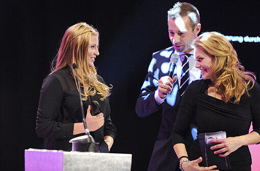 Die Schauspielerin Luna Schweiger bekam ihren Award von Anna Loos-Liefers.