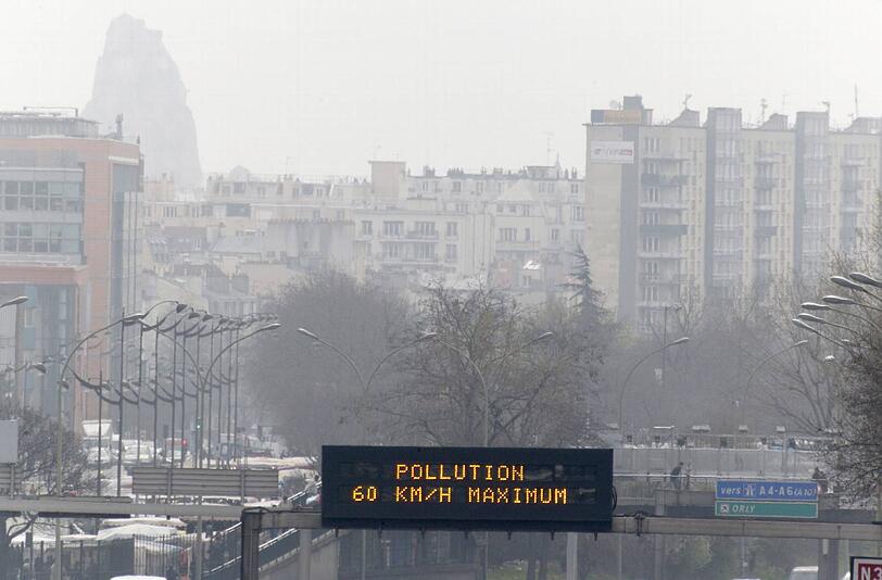 Wegen der starken Luftverschmutzung werden Paris die Höchstgeschwindigkeirten reduziert, zum Beispiel auf Stadtautobahnen auf 60 kmh