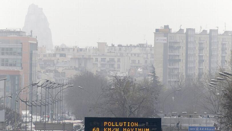 Wegen der starken Luftverschmutzung werden Paris die Höchstgeschwindigkeirten reduziert, zum Beispiel auf Stadtautobahnen auf 60 kmh Wegen der starken Luftverschmutzung werden Paris die Höchstgeschwindigkeirten reduziert, zum Beispiel auf Stadtautobahnen auf 60 kmh