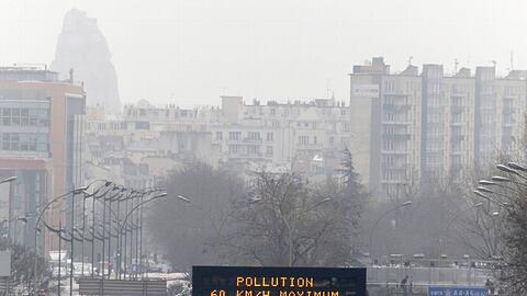 Wegen der starken Luftverschmutzung werden Paris die Höchstgeschwindigkeirten reduziert, zum Beispiel auf Stadtautobahnen auf 60 kmh