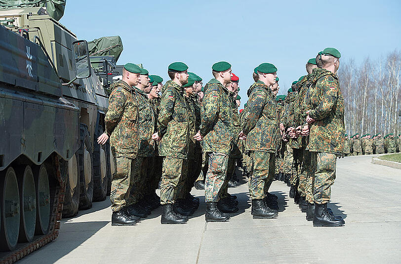 Soldaten der Bundeswehr sind vor Schützenpanzern in der Erzgebirgskaserne in Marienberg (Sachsen) angetreten.