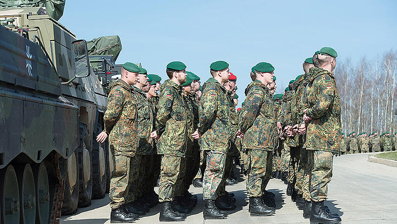 Soldaten der Bundeswehr sind vor Schützenpanzern in der Erzgebirgskaserne in Marienberg (Sachsen) angetreten. Soldaten der Bundeswehr sind vor Schützenpanzern in der Erzgebirgskaserne in Marienberg (Sachsen) angetreten.