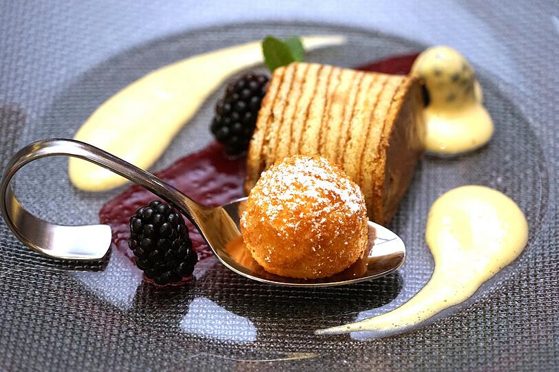 5. Gang: Café-Schoko-Mousse im Baumkuchen; Brombeeren, Kokos-Eispraline & Marsalasa Sabayon