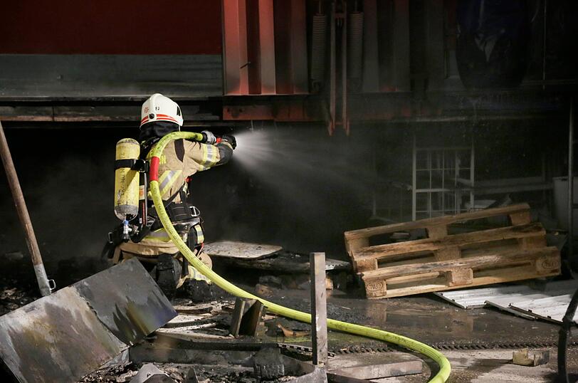 Die Feuerwehr löscht Sonntagnacht die Laderampe am Bonimeier-Ring in Mühldorf.