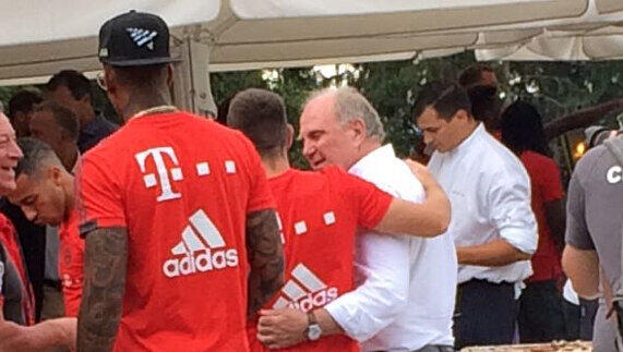 Entspannt am Tegernsee: Klubpräsident Uli Hoeneß lud den Tross des FC Bayern zum Grillabend ein.