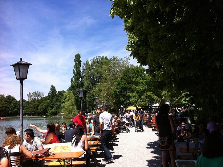 ... andere treffen sich lieber im Biergarten wie hier am Seehaus...