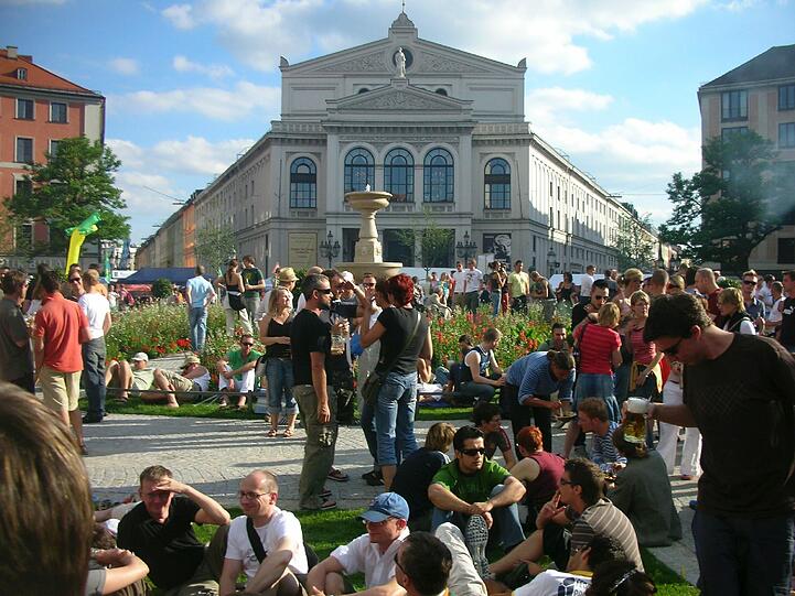 Weil am Gärtnerplatz gefeiert wird, müssen die Busse umgeleitet werden (Archivbild).