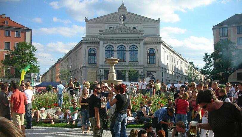 Weil am Gärtnerplatz gefeiert wird, müssen die Busse umgeleitet werden (Archivbild).