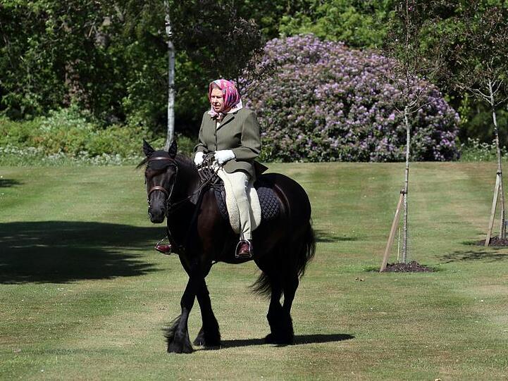 Königin Elizabeth II. beim Ausritt im Windsor Home Park im Mai 2020.