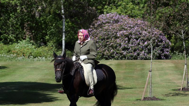 Königin Elizabeth II. beim Ausritt im Windsor Home Park im Mai 2020. Königin Elizabeth II. beim Ausritt im Windsor Home Park im Mai 2020.