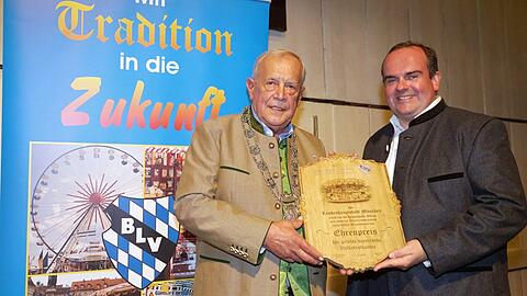 Wenzel Bradac überreicht Clemens Baumgärtner den Preis.