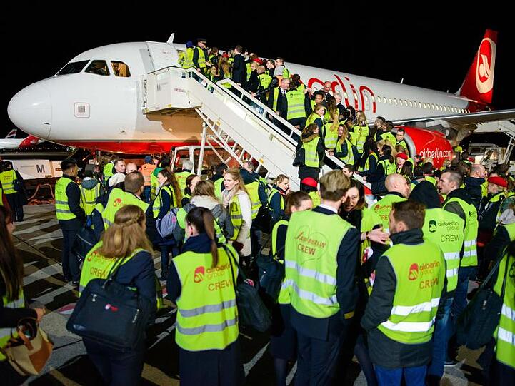 Air-Berlin-Mitarbeiter nach der Landung der letzten Maschine auf dem Flughafen Berlin-Tegel.