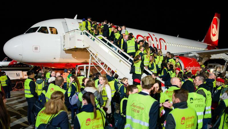 Air-Berlin-Mitarbeiter nach der Landung der letzten Maschine auf dem Flughafen Berlin-Tegel. Air-Berlin-Mitarbeiter nach der Landung der letzten Maschine auf dem Flughafen Berlin-Tegel.
