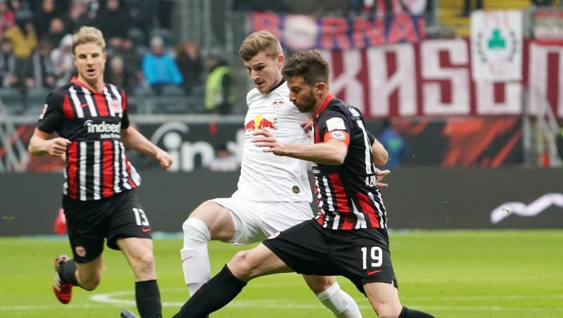 Leipzigs Timo Werner (M) kämpft mit Frankfurts David Abraham (r) um den Ball. Leipzigs Timo Werner (M) kämpft mit Frankfurts David Abraham (r) um den Ball.