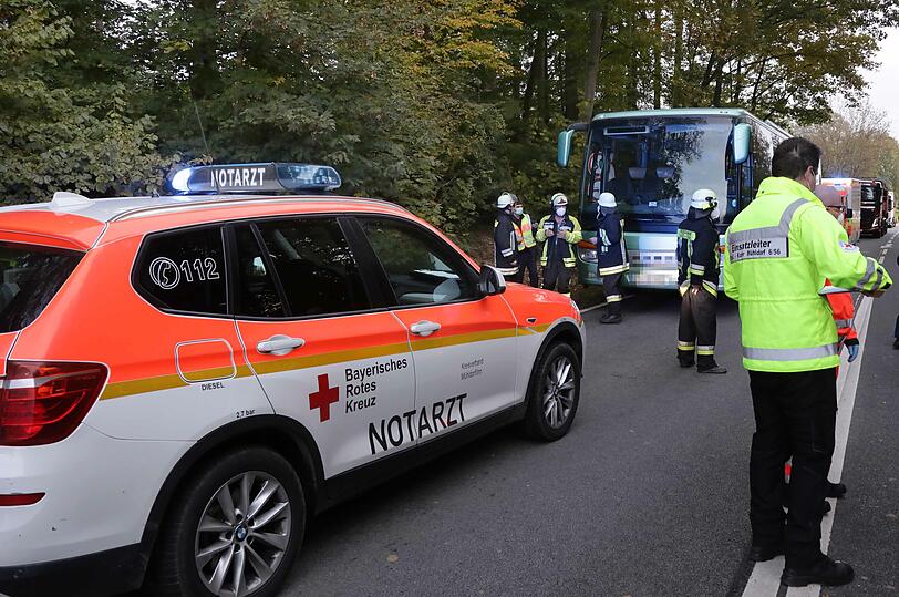Wegen eines medizinischen Notfalls musste der Fahrer seinen mit rund 30 Kindern besetzten Schulbus anhalten - im Gegenverkehr kam es daher zu einem Auffahrunfall.