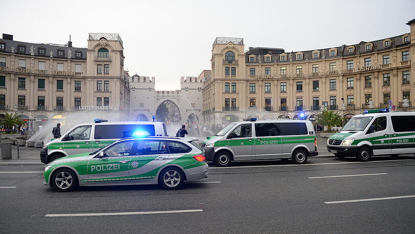Streifwagen stehen am Münchner Stachus. (Archivbild)