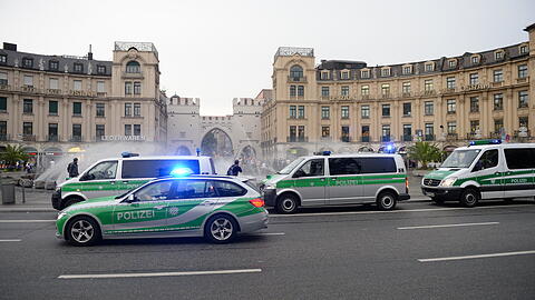 Streifwagen stehen am Münchner Stachus. (Archivbild)