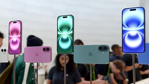 Von der Erleichterung profitiert besonders Apple: Die weitaus meisten iPhones und andere Geräte des Konzerns werden in China gebaut. (Archivbild)