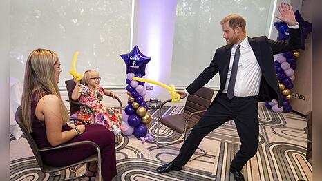 Diese spielerische Szene von Prinz Harry und Mädchen hat offenbar auch seine Ehefrau Meghan berührt.