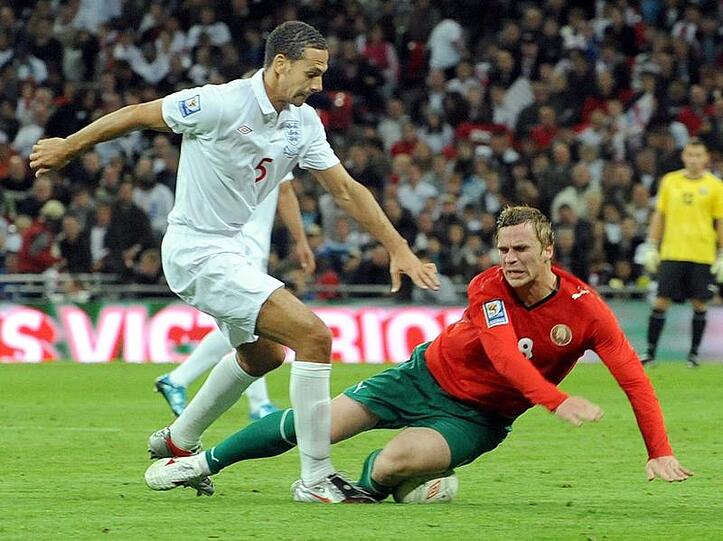 Englands Kapitän Rio Ferdinand hat sich im Training am Knie verletzt.