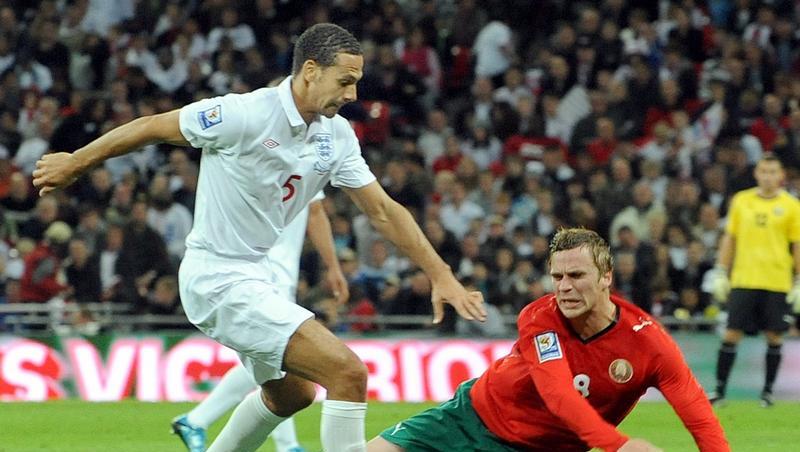 Englands Kapitän Rio Ferdinand hat sich im Training am Knie verletzt. Englands Kapitän Rio Ferdinand hat sich im Training am Knie verletzt.