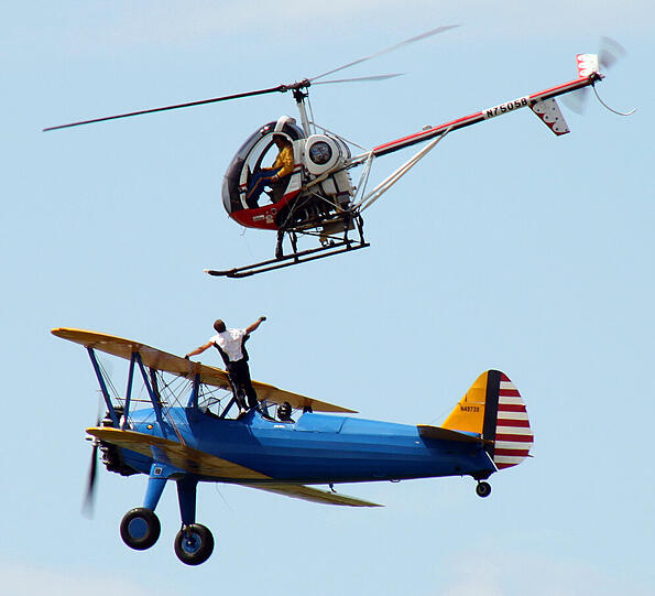 Es ist sein zweiter Versuch: Todd Green will von der Tragfläche aus in den Helikopter klettern. Noch läuft alles nach Plan...