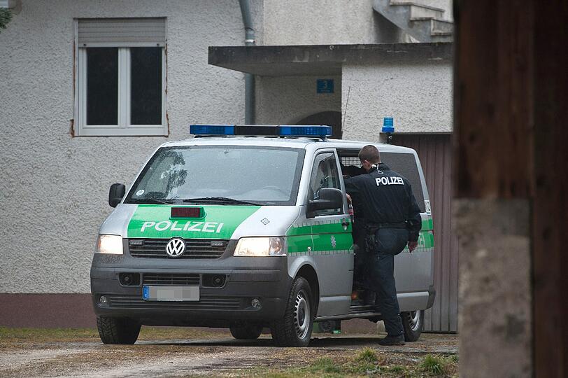 Wegen des Verdachts auf Waffen- und Drogenhandel haben 1500 Polizisten eine Razzia in niederbayerischen und oberpfälzischen Bauernhöfen durchgeführt. Sie stellten dutzende Waffen sicher.