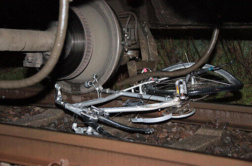 In Landkreis Altötting ist in der Nacht zum Donnerstag ein Unbekannter mit seinem Rad auf einem Bahnübergang vom Zug erfasst worden - die Person starb. Bilder vom Geschehen.