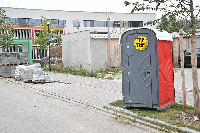 Das Baustellen-Klo in der Siegfriedstraße in Goldach (Kreis Freising).