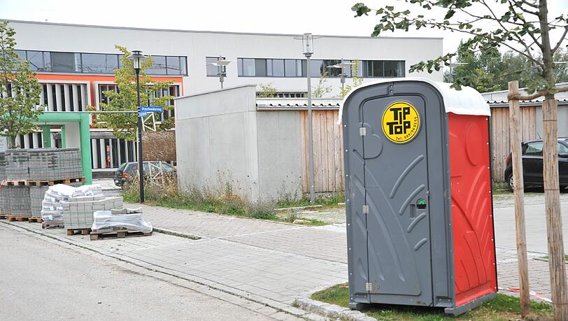Das Baustellen-Klo in der Siegfriedstraße in Goldach (Kreis Freising). Das Baustellen-Klo in der Siegfriedstraße in Goldach (Kreis Freising).