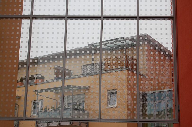 Gegen das Vogelsterben würde eine solche Folie mit Karo-Muster helfen - der LBV fordert sie jetzt auch für die Glaswände im Uptown Munich.