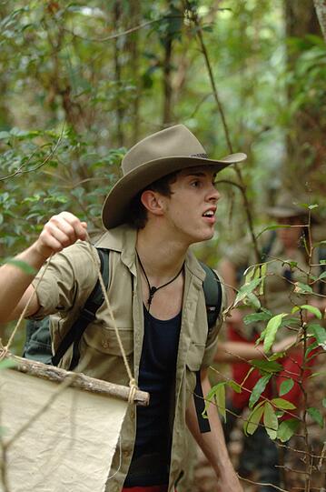 Joey auf dem Weg ins Camp. Damals dachte er noch, Olivia Jones sei tatsächlich eine Frau. Nun wurde der Kleine - was für ein Schock! - in die Realität geholt.