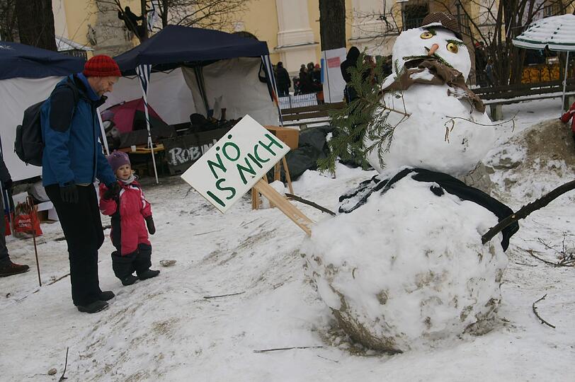 Der Protest-Schneemann schaut grantig, aber der Kleinen gefällt&rsquo;s.