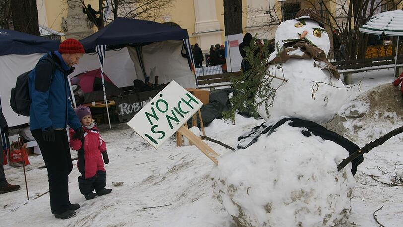 Der Protest-Schneemann schaut grantig, aber der Kleinen gefällt’s. Der Protest-Schneemann schaut grantig, aber der Kleinen gefällt’s.
