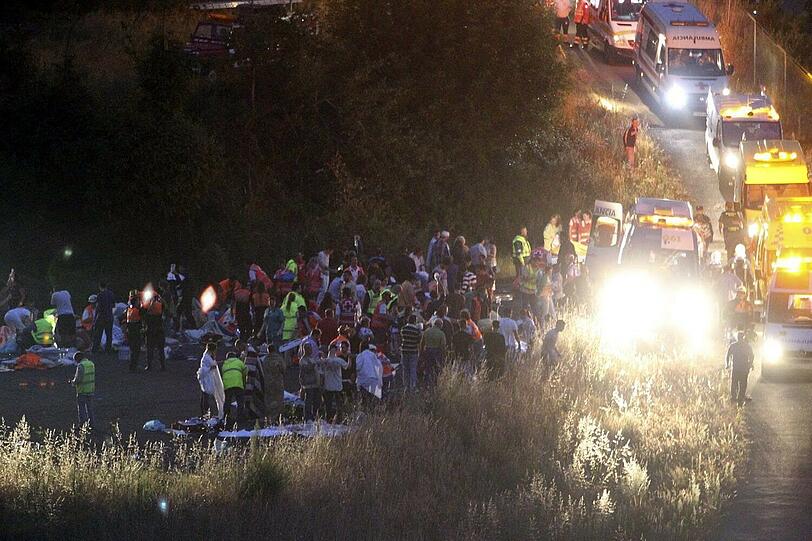 Weitere Bilder aus Santiago de Compostela. Die Bergungsarbeiten dauern an, weitere Todesopfer werden nicht ausgeschlossen.