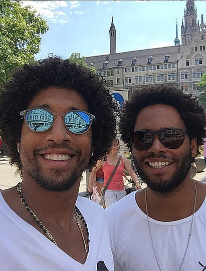 Ist schon in München, aber verletzt: Der Brasilianer Dante (links) mit seinem Bruder.