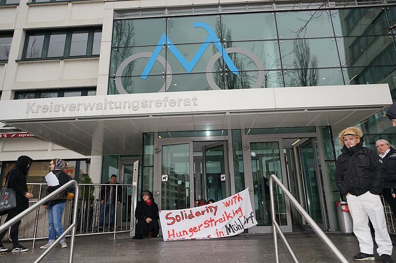 Aktivisten haben sich an die Eingangstür des KVR gekettet und fordern die Freilassung aller Abschiebehäftlinge.