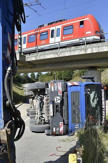 Der Kieslaster blieb an der Brücke hängen. Der Fahrer hatte vergessen, die Laderampe wieder einzufahren.