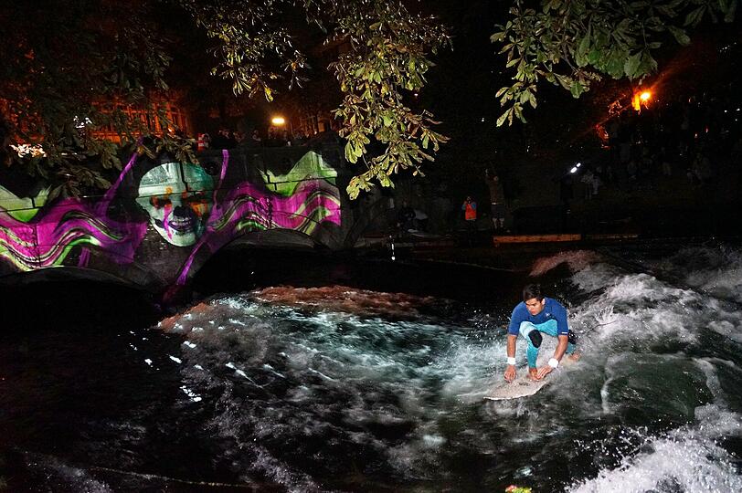 An der Eisbachwelle war eine Kunstinstallation mit Licht-Effekten zu bewundern.