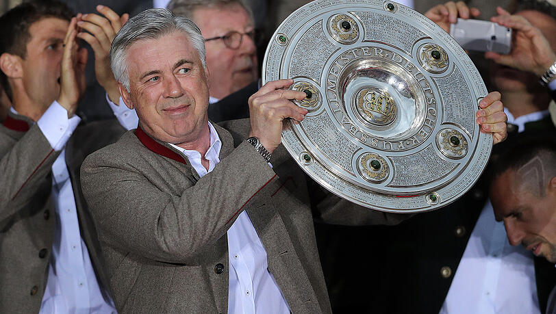 Carlo Ancelotti mit der Meisterschale. Carlo Ancelotti mit der Meisterschale.