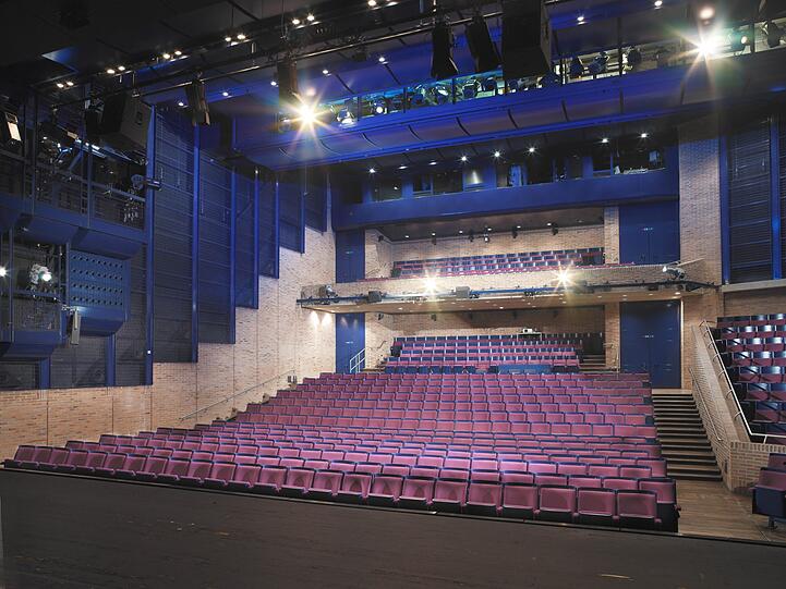 Der Carl-Orff-Saal im Gasteig ist eigentlich wegen seiner Akustik bei Musikern unbeliebt. Die Guckkastenbühne ist für Theater nicht tief genug, technisch eher mäßig ausgestattet und für zeitgenössische Formen wenig geeignet. Im Rahmen der vom Stadtrat noch nicht beschlossenen Sanierung soll der Raum eine variable Bühnenfläche erhalten, ein Teil der festen Bestuhlung wird ebenfalls veränderbar sein.