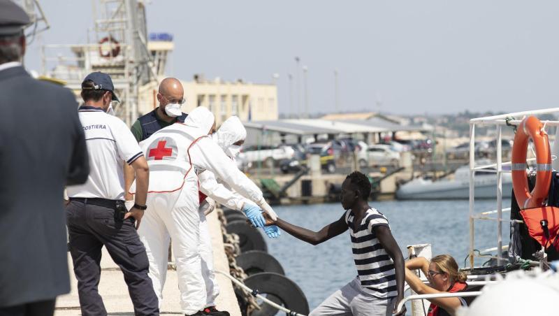 Migranten verlassen im Hafen von Pozzallo auf Sizilien das deutsche Rettungsschiff Eleonore. Migranten verlassen im Hafen von Pozzallo auf Sizilien das deutsche Rettungsschiff Eleonore.