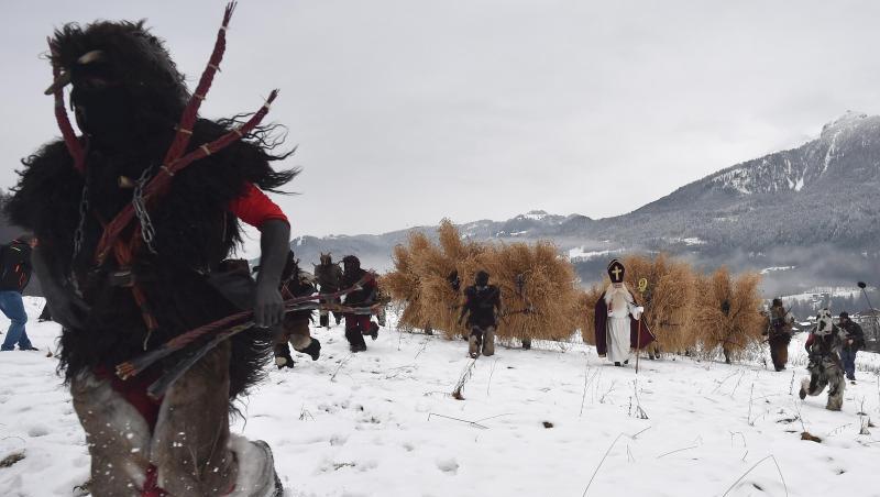 Ein Krampus (l) läuft in Berchtesgaden den Buttnmandl und dem Nikolaus voraus. Foto: Angelika Warmuth/dpa/Archivbild Ein Krampus (l) läuft in Berchtesgaden den Buttnmandl und dem Nikolaus voraus. Foto: Angelika Warmuth/dpa/Archivbild