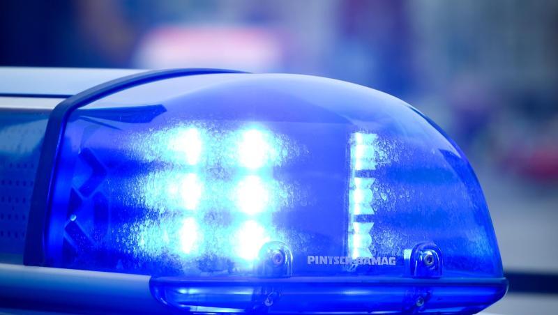 Ein Blaulicht leuchtet an einem Polizeiauto. Foto: Patrick Pleul/dpa Ein Blaulicht leuchtet an einem Polizeiauto. Foto: Patrick Pleul/dpa