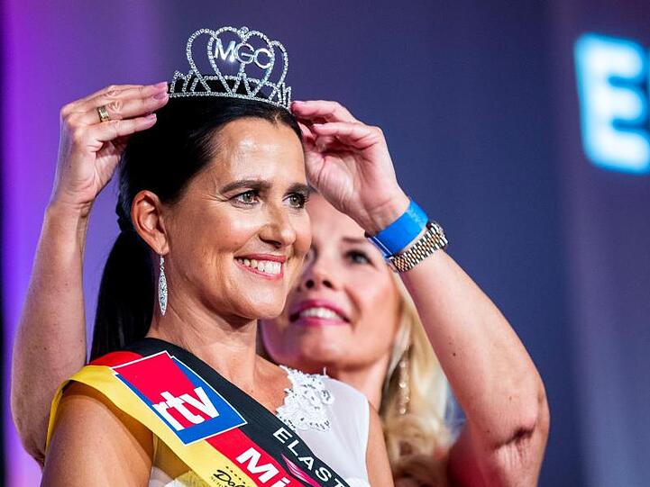 Der Siegerin Tatjana Jünger wird nach dem Finale des Schönheitswettbewerbs "Miss 50 plus" die Krone aufgesetzt.