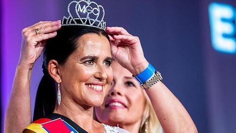 Der Siegerin Tatjana Jünger wird nach dem Finale des Schönheitswettbewerbs "Miss 50 plus" die Krone aufgesetzt.